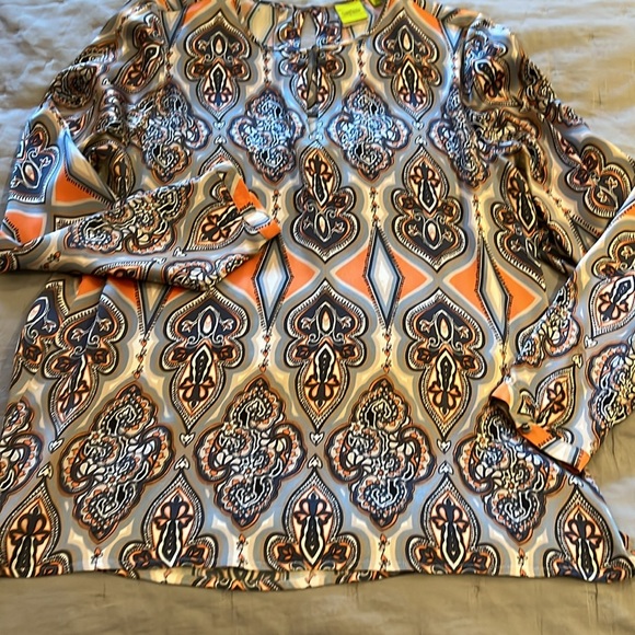 Craig Taylor 💯silk blouse. Gorgeous print in silver, blue, white. Keyhole neck - Picture 8 of 13